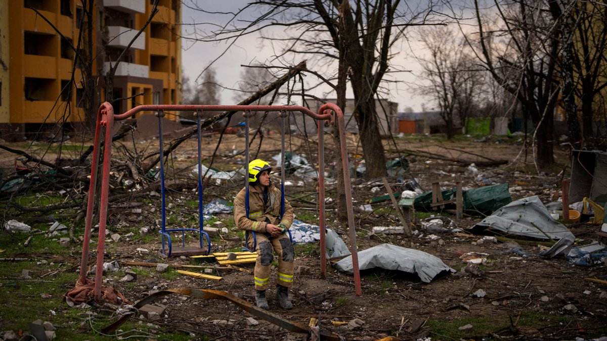Ein Feuerwehrmann sitzt auf einer Schaukel neben einem Gebäude in Tschernihiw, das durch eine russische Bombe zerstört wurde. (Archivfoto)