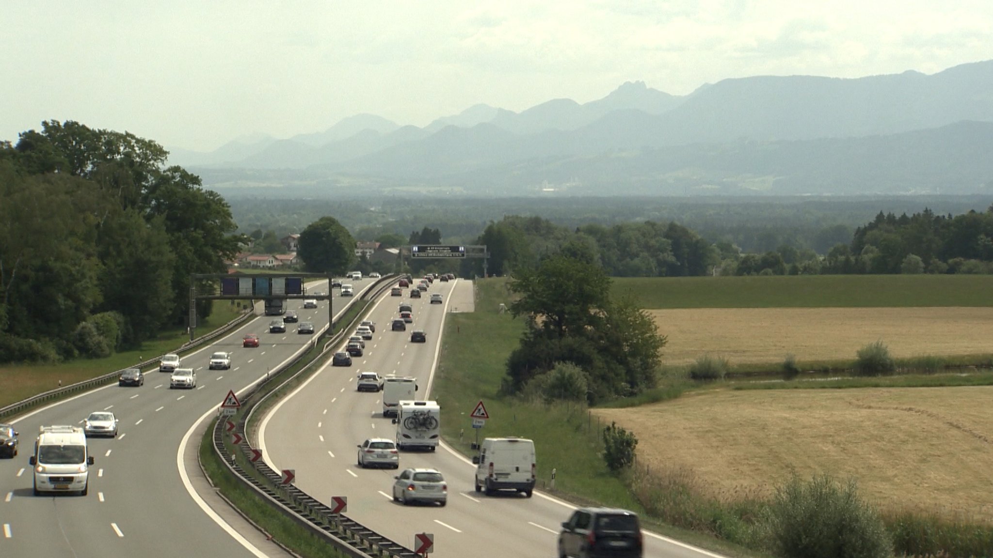 Auch heute, am Tag nach der Komplettsperre des Brennerpasses, ist es auf Bayerns Straßen Richtung Süden entspannt geblieben.