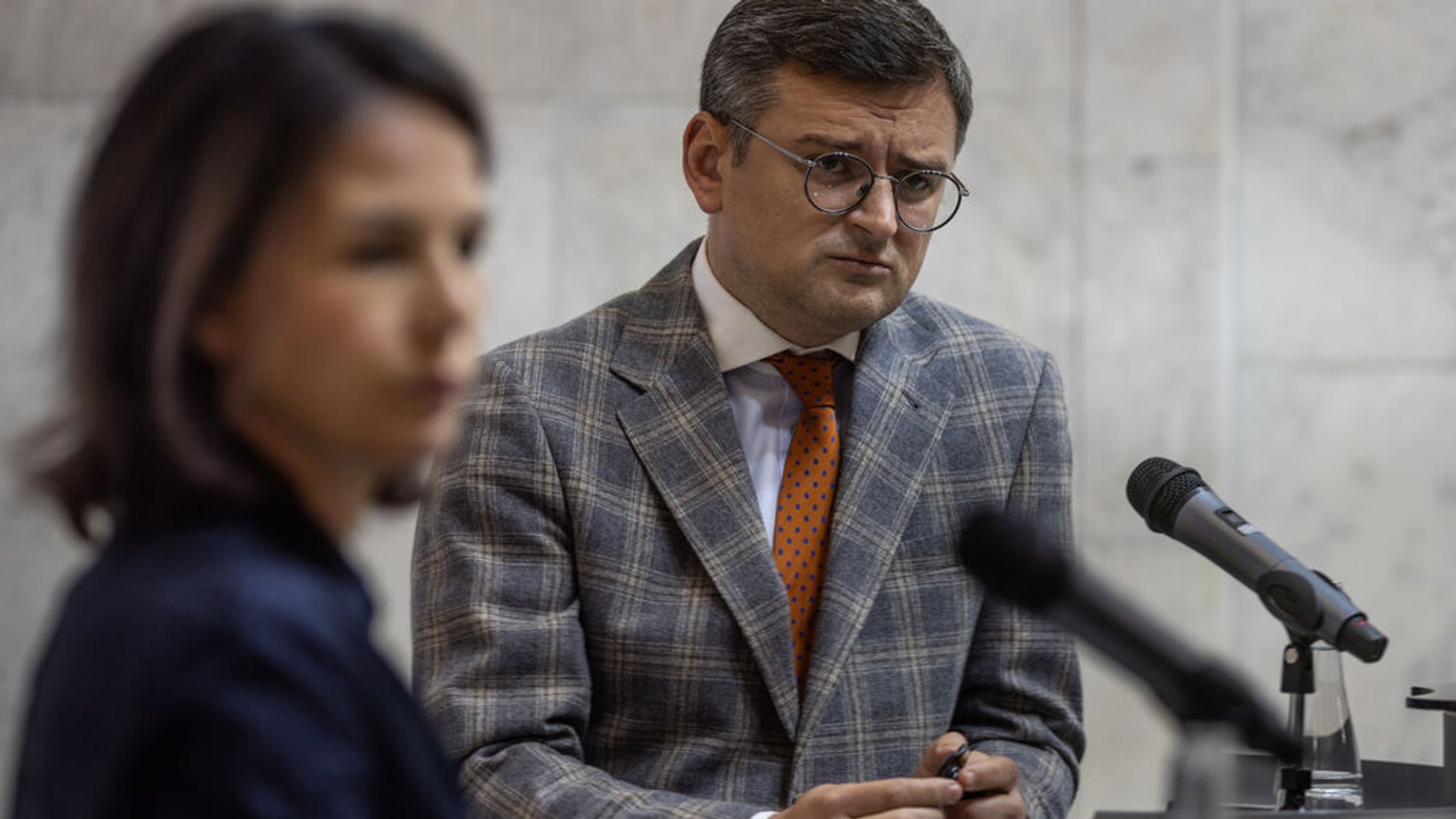 11.09.2023, Ukraine, Kiew: Annalena Baerbock (Bündnis 90/Die Grünen), Bundesaußenministerin, gibt eine Pressekonferenz mit dem ukrainischen Aussenminister Dmytro Kuleba im Aussenministerium in Kiew. Foto: Oliver Weiken/dpa +++ dpa-Bildfunk +++