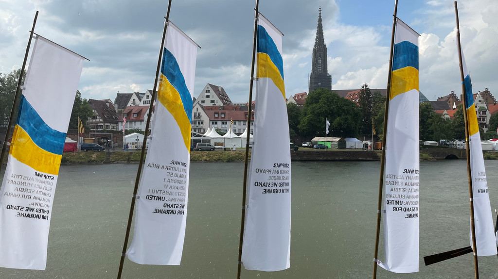 Fahnen mit Friedensbotschaften am Neu-Ulmer Donauufer
