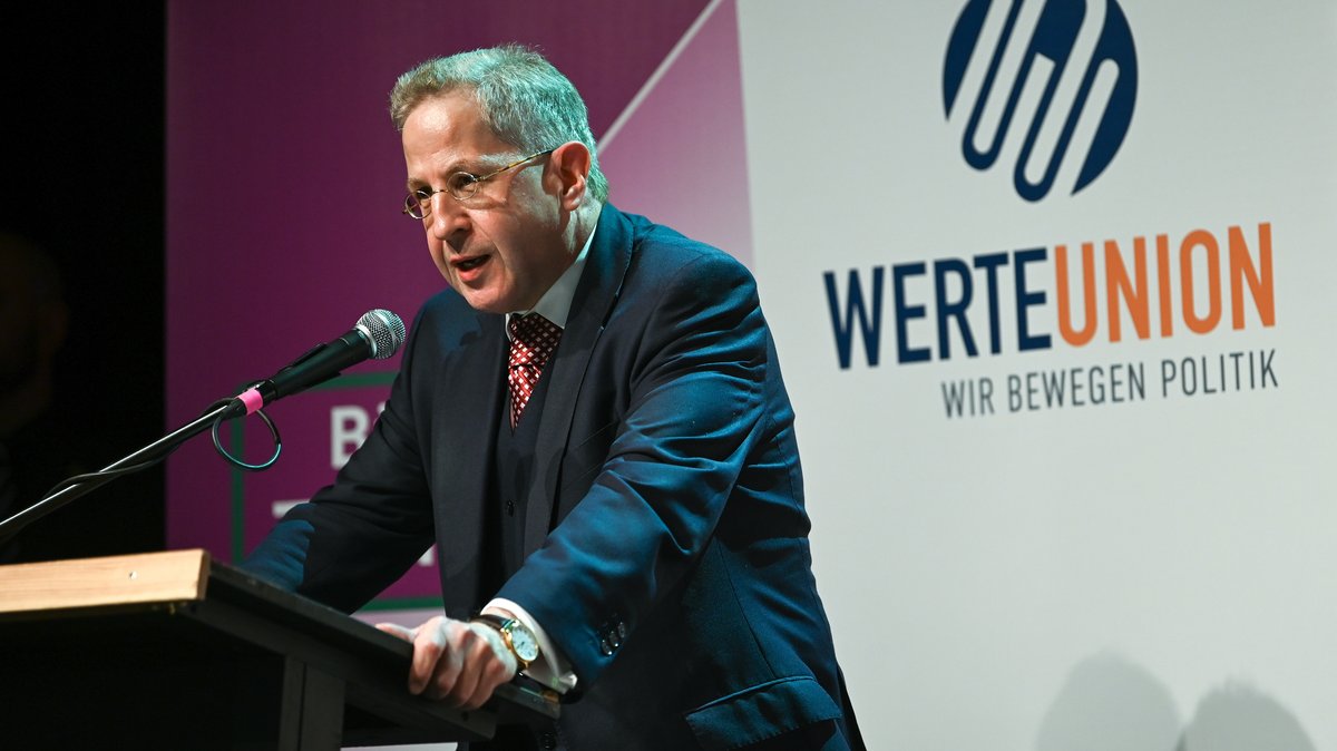 Hans-Georg Maaßen (WerteUnion) bei seiner Rede im Oktober 2023 in Erfurt, in der er beschreibt, wie er sich die Politikwende in Thüringen vorstellt. 