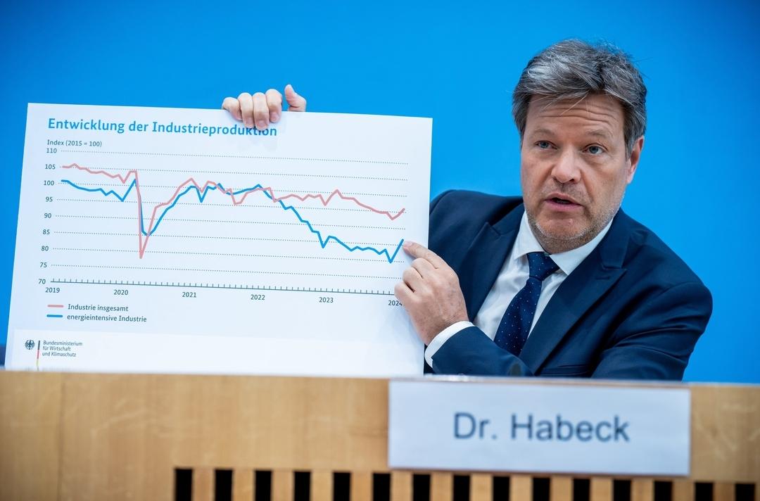 Robert Habeck (Bündnis 90/Die Grünen), Bundesminister für Wirtschaft und Klimaschutz, spricht am 24.4.2024 in Berlin bei der Pressekonferenz zur Frühjahrsprojektion der Bundesregierung zur Wirtschaftsentwicklung.