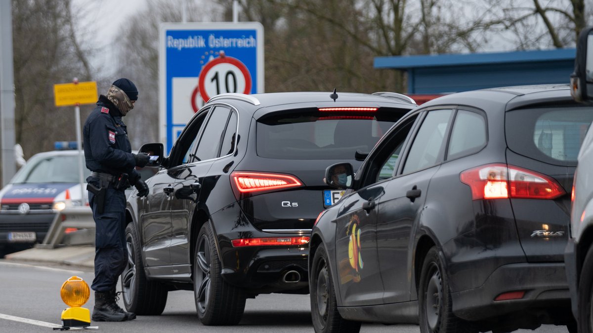 Österreichischer Polizist kontrolliert Einreiseverkehr.