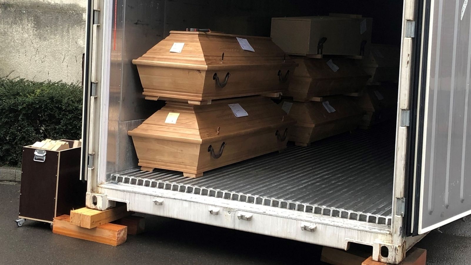 Krematorium Am Limit Kuhlcontainer Fur Sarge In Nurnberg Br24