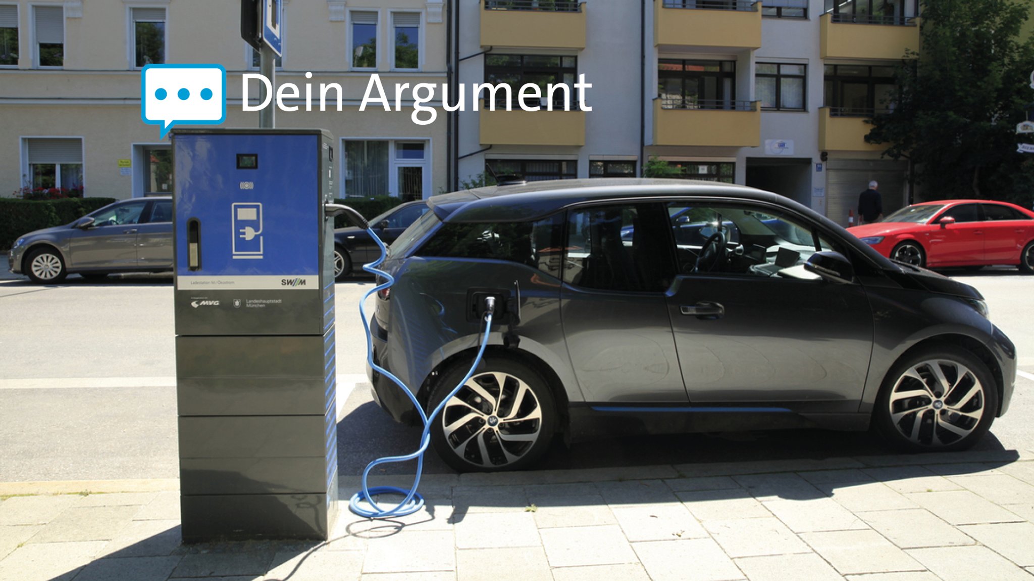 Ein E-Auto lädt an der Ladesäule und steht dabei in der Sonne.