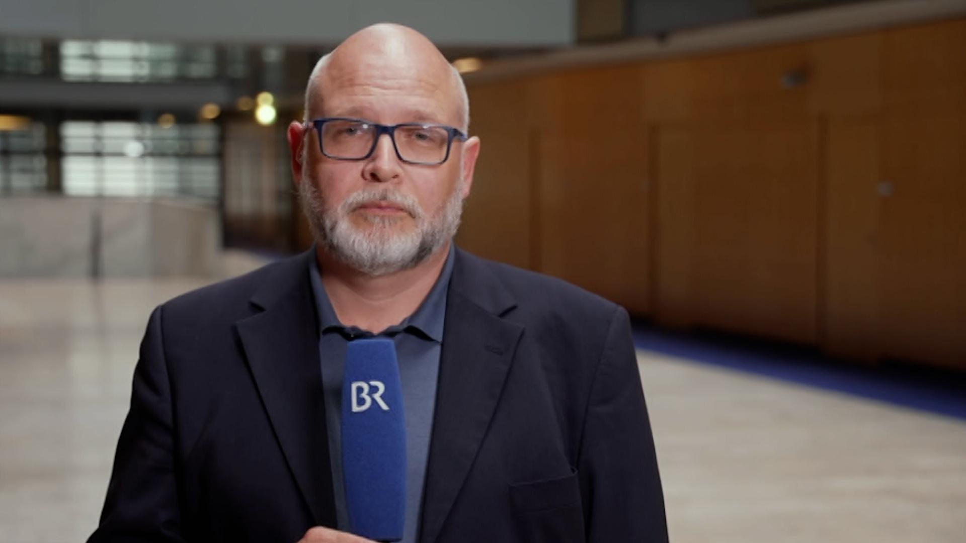 BR-Korrespondent Tim Aßmann im Gespräch.