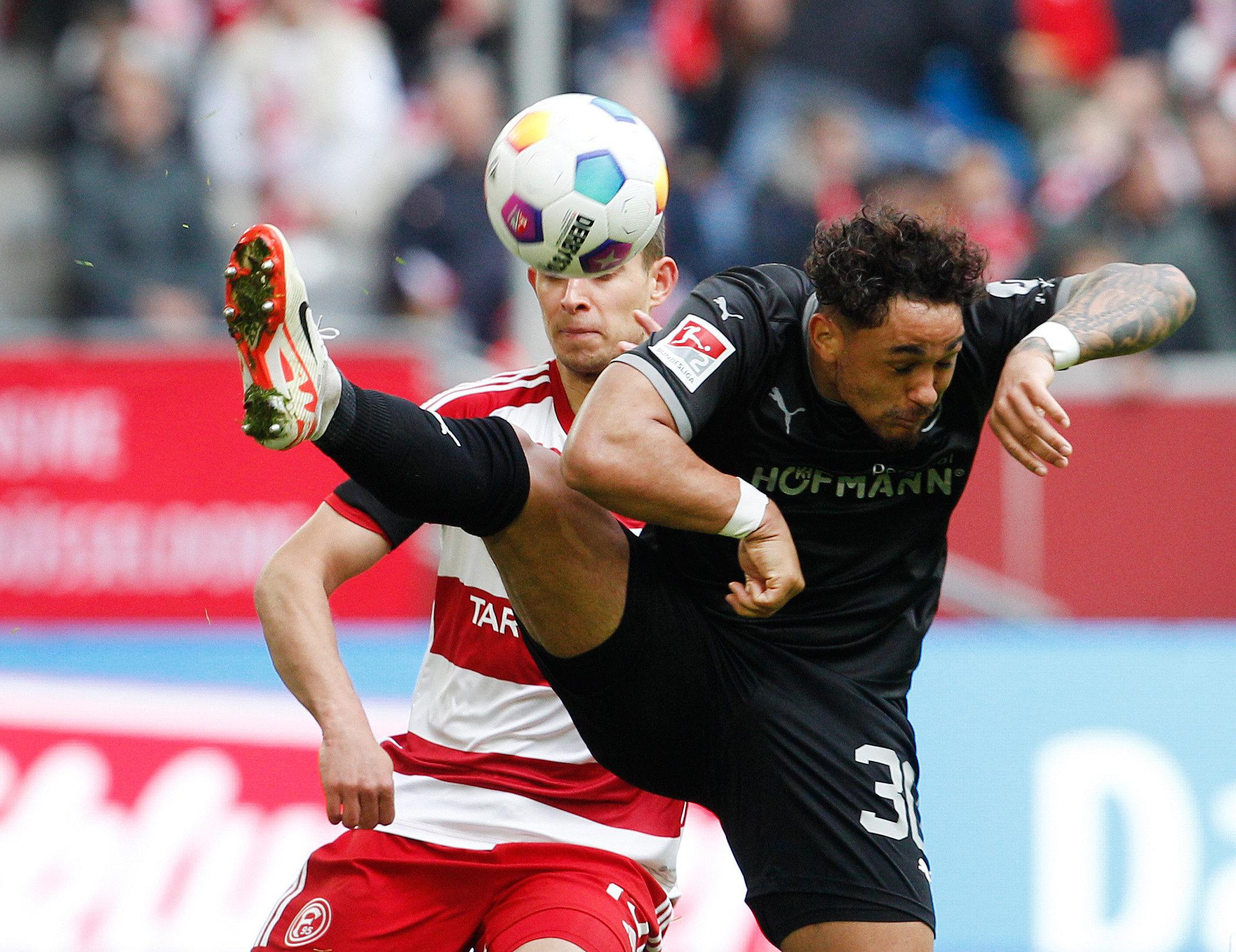 20.04.2024, Nordrhein-Westfalen, Düsseldorf: Fußball: 2. Bundesliga, Fortuna Düsseldorf - SpVgg Greuther Fürth, 30. Spieltag, in der Merkur Spiel-Arena. Der Düsseldorfer Tim Oberdorf (l) und Armindo Sieb von Greuther Fürth kämpfen um den Ball. Foto: Roland Weihrauch/dpa - WICHTIGER HINWEIS: Gemäß den Vorgaben der DFL Deutsche Fußball Liga bzw. des DFB Deutscher Fußball-Bund ist es untersagt, in dem Stadion und/oder vom Spiel angefertigte Fotoaufnahmen in Form von Sequenzbildern und/oder videoähnlichen Fotostrecken zu verwerten bzw. verwerten zu lassen. +++ dpa-Bildfunk +++