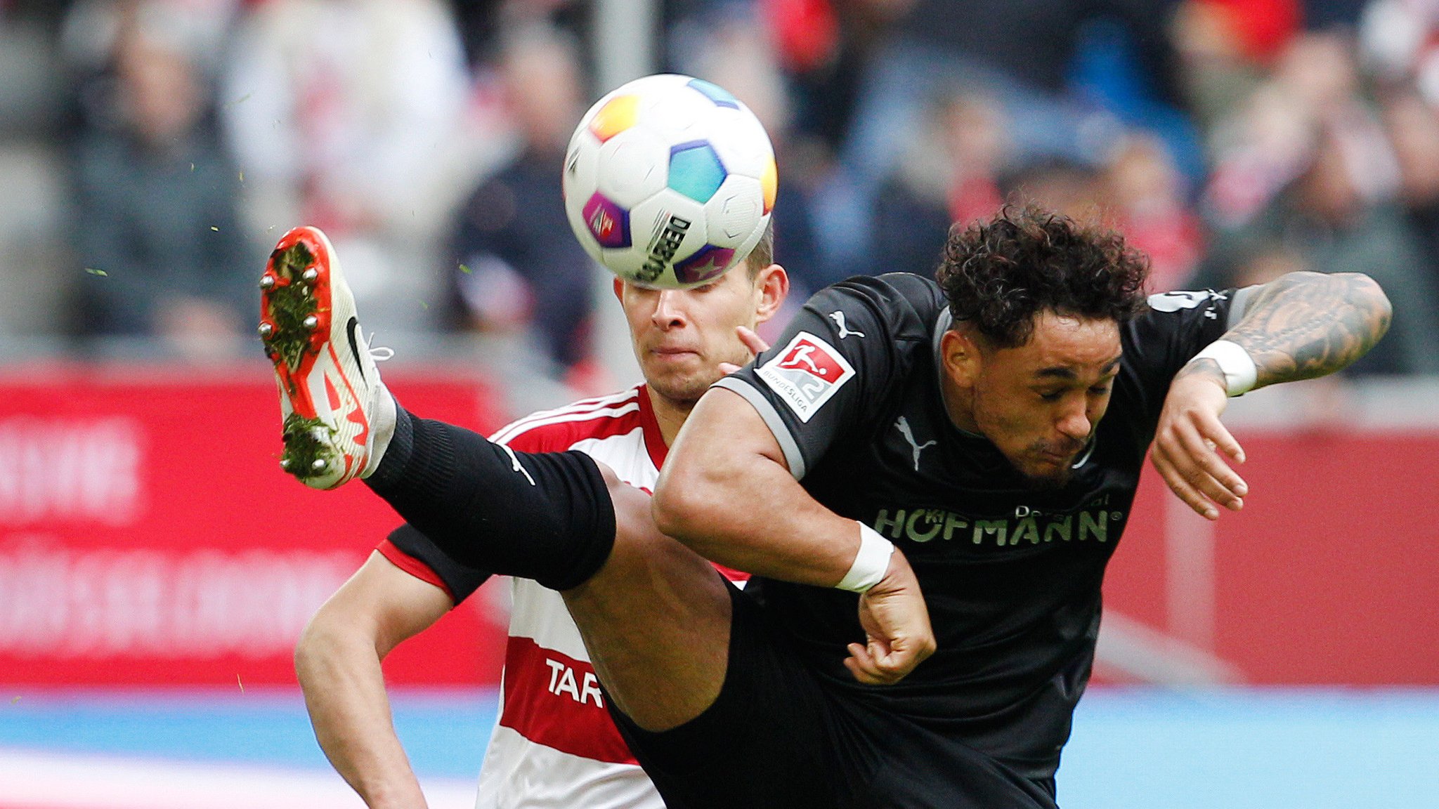 20.04.2024, Nordrhein-Westfalen, Düsseldorf: Fußball: 2. Bundesliga, Fortuna Düsseldorf - SpVgg Greuther Fürth, 30. Spieltag, in der Merkur Spiel-Arena. Der Düsseldorfer Tim Oberdorf (l) und Armindo Sieb von Greuther Fürth kämpfen um den Ball. Foto: Roland Weihrauch/dpa - WICHTIGER HINWEIS: Gemäß den Vorgaben der DFL Deutsche Fußball Liga bzw. des DFB Deutscher Fußball-Bund ist es untersagt, in dem Stadion und/oder vom Spiel angefertigte Fotoaufnahmen in Form von Sequenzbildern und/oder videoähnlichen Fotostrecken zu verwerten bzw. verwerten zu lassen. +++ dpa-Bildfunk +++