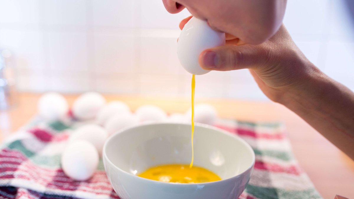 Ostereier: Sind Salmonellen eine Gefahr beim Eier-Ausblasen?
