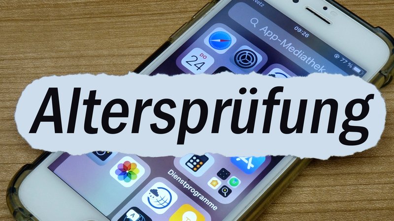 (Symbolbild) Ein Handy liegt auf einem Tisch – quer darüber Schriftzug "Altersprüfung" | Bild: picture alliance / Sascha Steinach (Symbolbild) Ein Handy liegt auf einem Tisch – quer darüber Schriftzug "Altersprüfung"