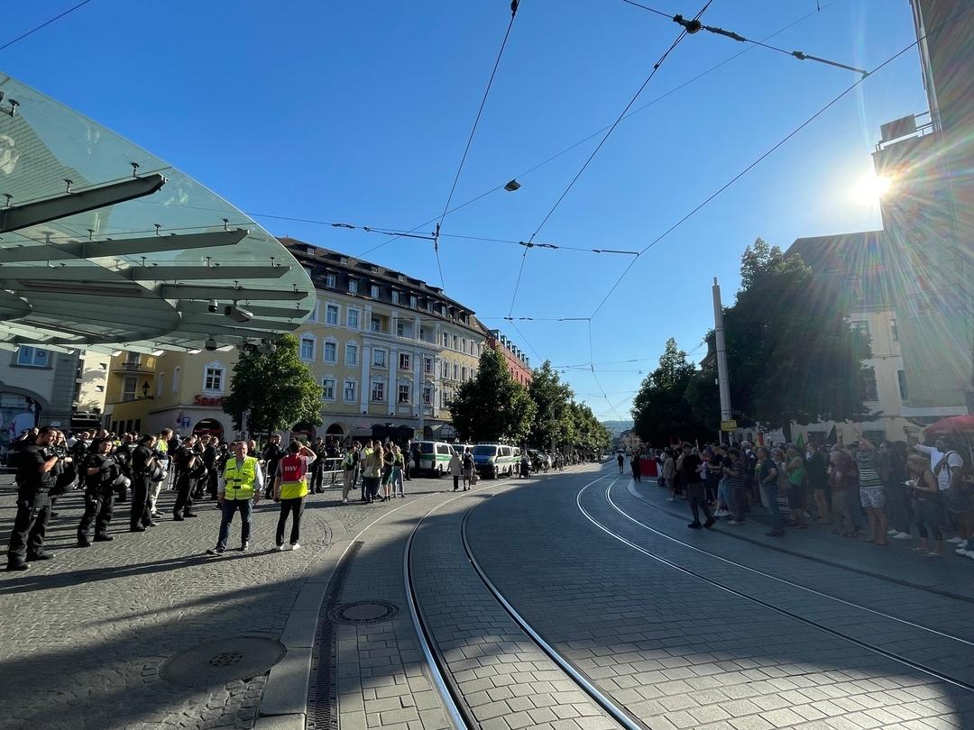 Versammlungen am Barbarossaplatz in Würzburg anlässlich der Messerattacke in Würzburg