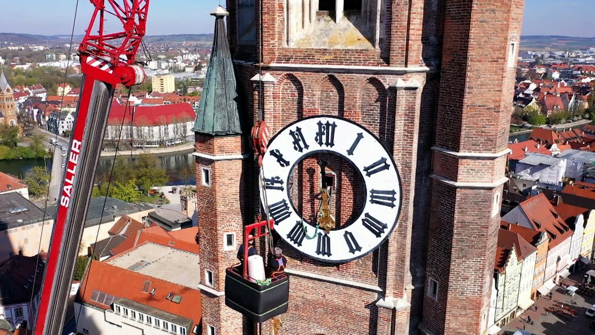 Die Kirchturmuhr der Sankt Martinskirche in Landshut wird repariert