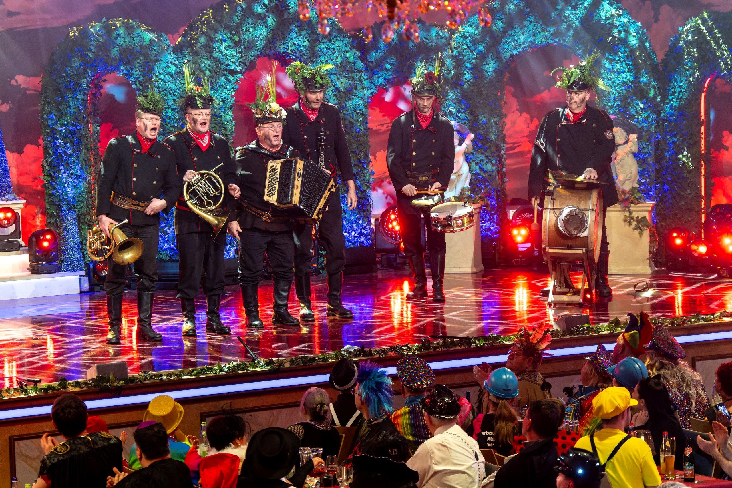 Die Altneihauser Feierwehrkapelln bei der Fastnacht in Franken 2025