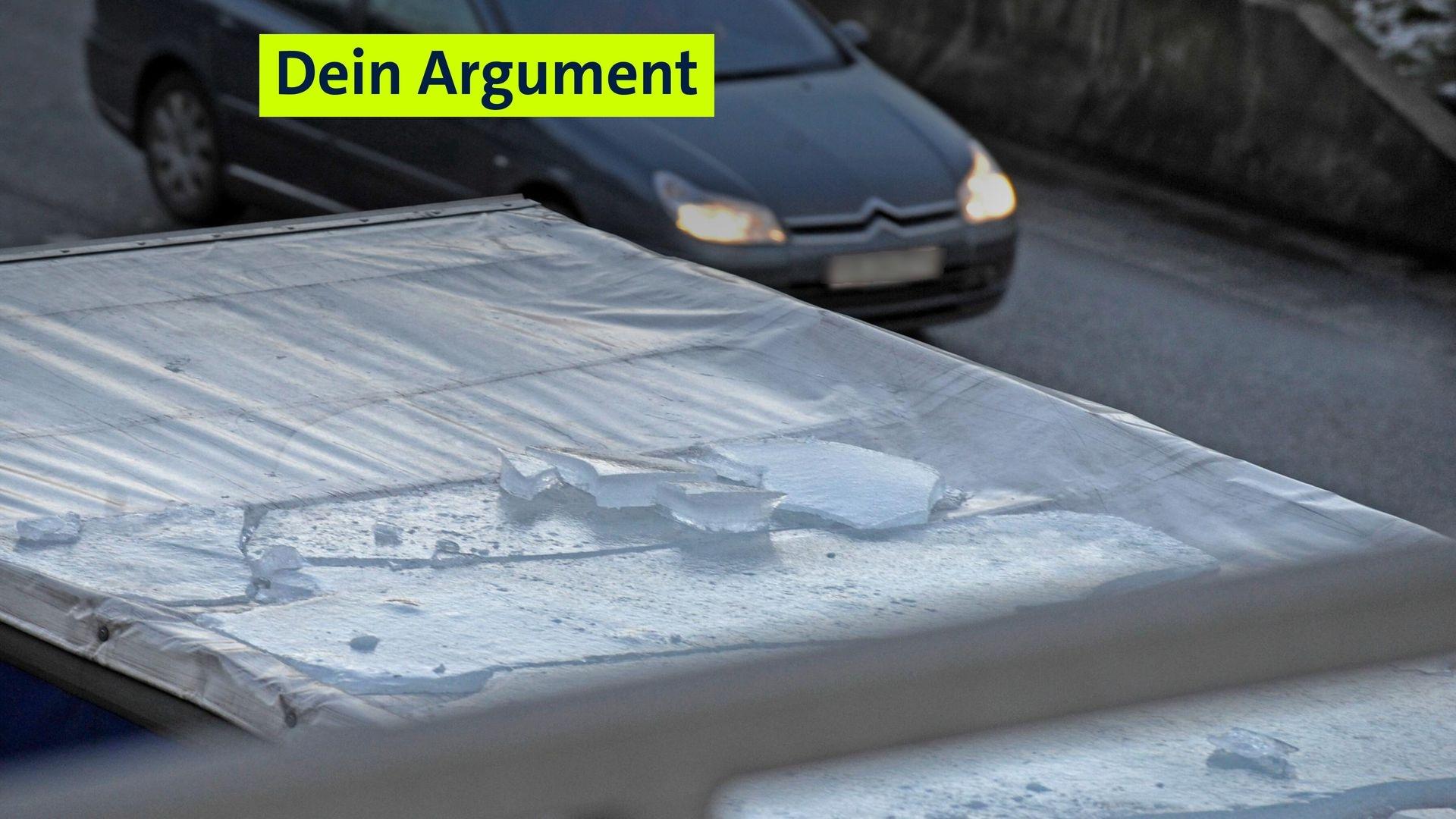 Das Dach eines Lkw mit losen Eisplatten auf der Plane.
