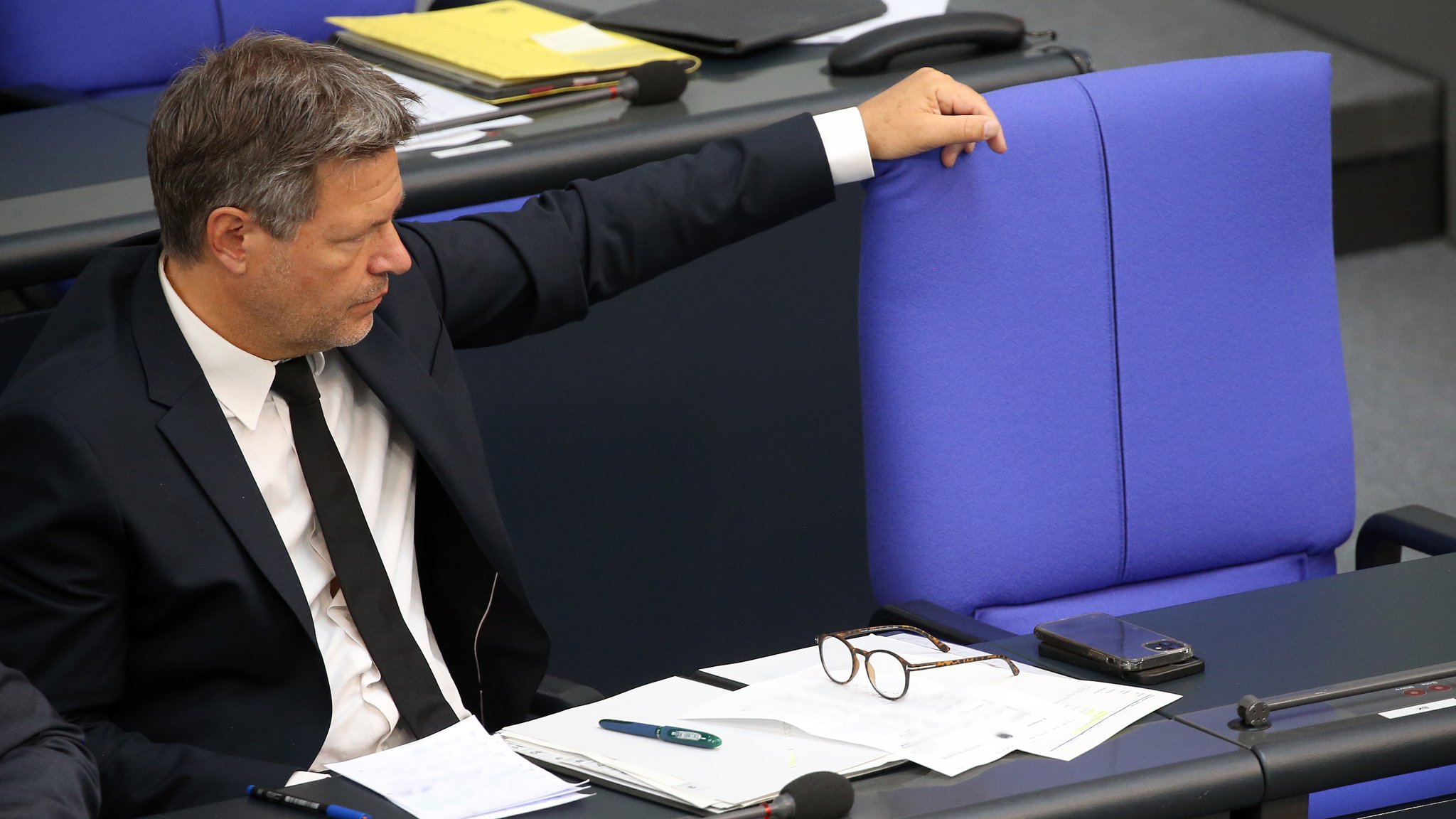 02.06.2022, Berlin: Mit der Hand auf der Lehne des Kanzlerstuhls verfolgt Robert Habeck (Bündnis90/Grüne), Bundeswirtschaftsminister, die Debatte über den Etat des Bundesministeriums für Wirtschaft und Klimaschutz in der Plenarsitzung im Deutschen Bundestag.