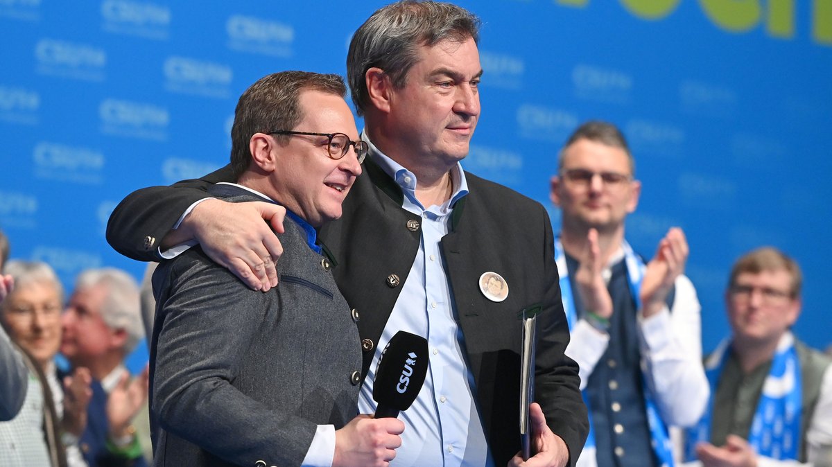Archivbild: CSU-Generalsekretär Martin Huber und Parteichef Markus Söder beim Politischen Aschermittwoch der CSU