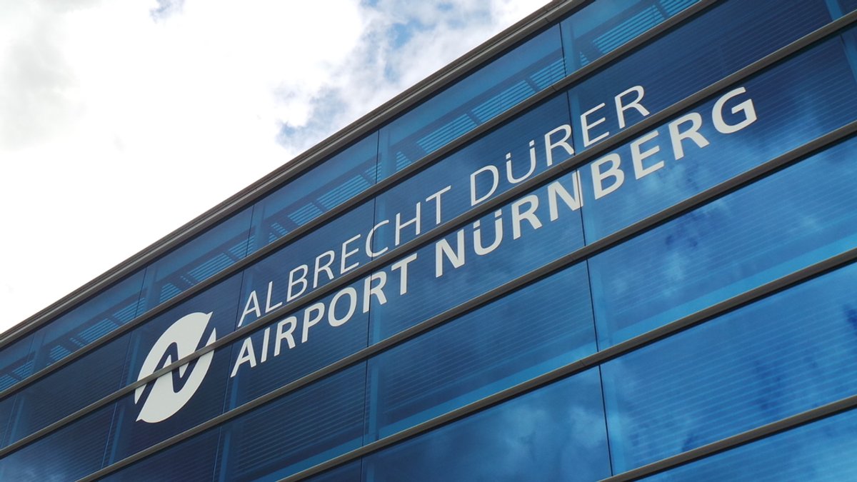 Aufschrift "Albrecht Dürer Airport Nürnberg" auf gläsernem Flughafengebäude.