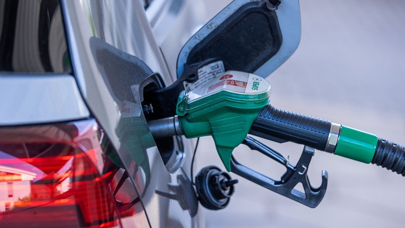 Die Zapfpistole für Super-Kraftstoff steckt in einer Tankstelle im Tank eines Autos (Archivbild) | Bild: dpa-Bildfunk/Jens Büttner Die Zapfpistole für Super-Kraftstoff steckt in einer Tankstelle im Tank eines Autos (Archivbild)