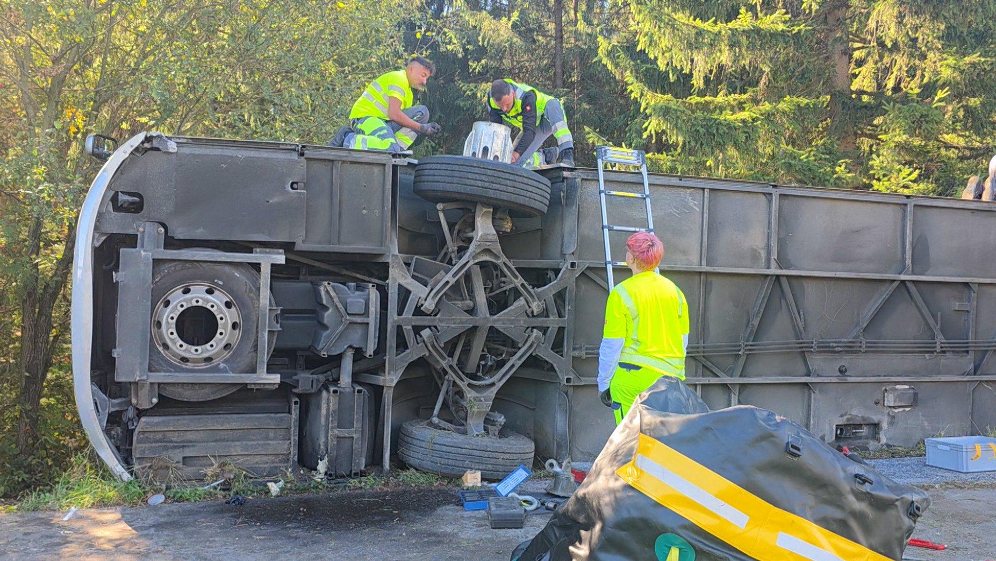 Auf dem Weg zur Wiesn: Reisebus kippt auf A96 um – zwei Tote