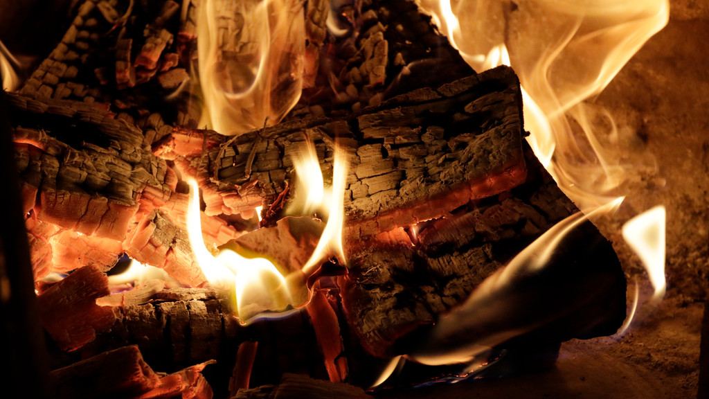 Brennendes Holz in einem Kaminofen (Symbolbild)