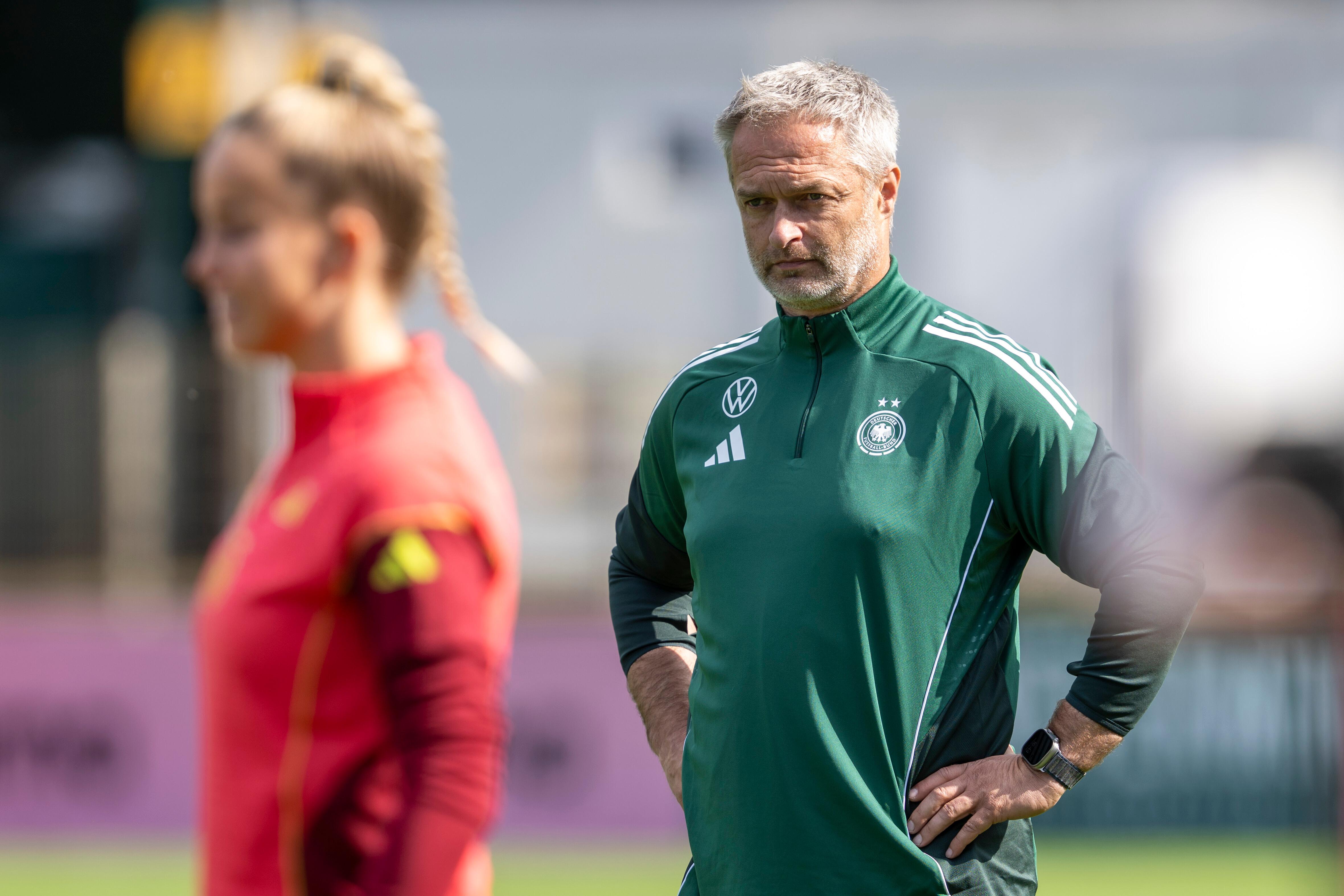 Bundestrainer Trainer Christian Wück beobachtet Giulia Gwinn