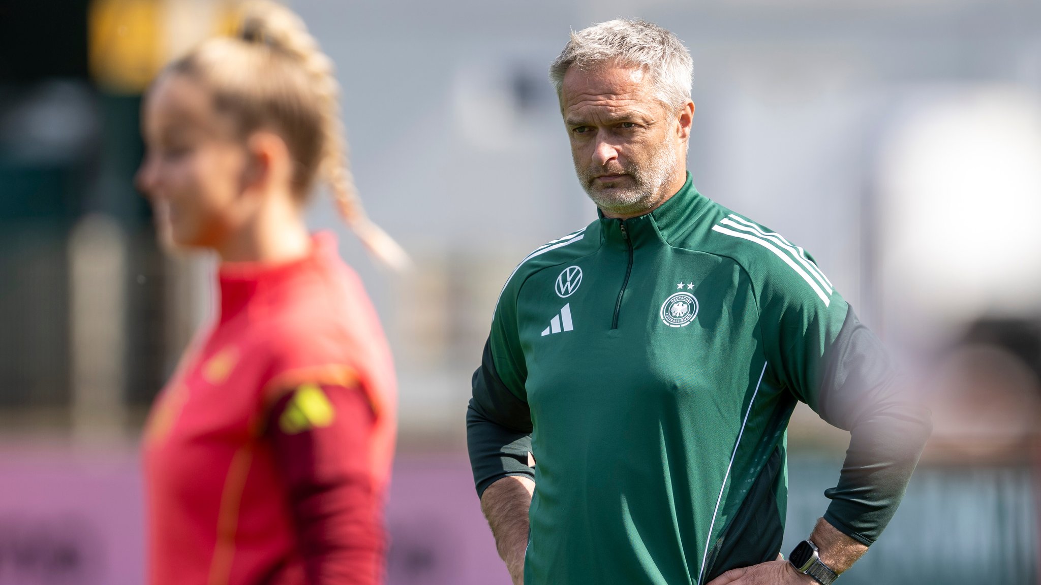 Bundestrainer Trainer Christian Wück beobachtet Giulia Gwinn