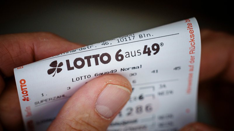 Symbolbild: Ein Lottoschein der Ziehung 6 aus 49 | Bild: picture alliance / photothek.de | Thomas Trutschel Symbolbild: Ein Lottoschein der Ziehung 6 aus 49