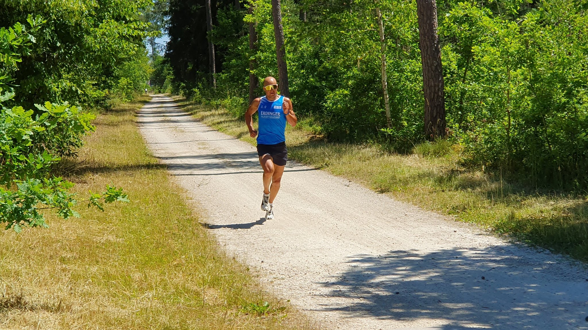 Andi Dreitz joggt auf einem Schotterweg durch den Wald bei Roth.