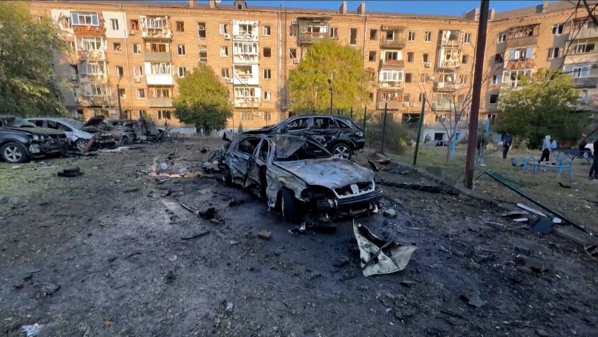 Russland greift weiter unerbittlich die Ukraine an. Laut Präsident Selenskyj hat es bei russischen Angriffen allein in den vergangenen zwei Tagen fast 80 Tote und mehr als 200 Verletzte gegeben