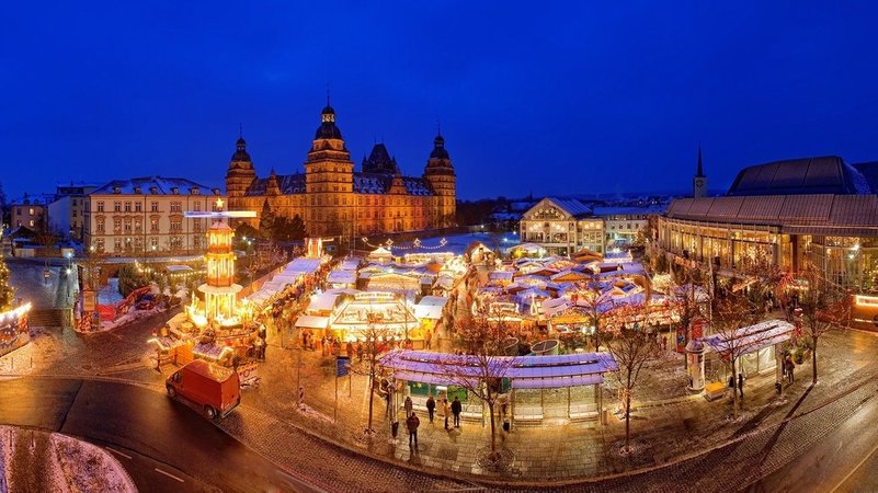 Der Aschaffenburger Weihnachtsmarkt vor malerischer Kulisse
