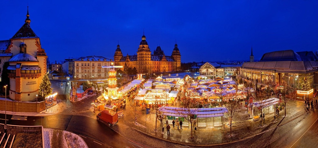 Der Aschaffenburger Weihnachtsmarkt vor malerischer Kulisse