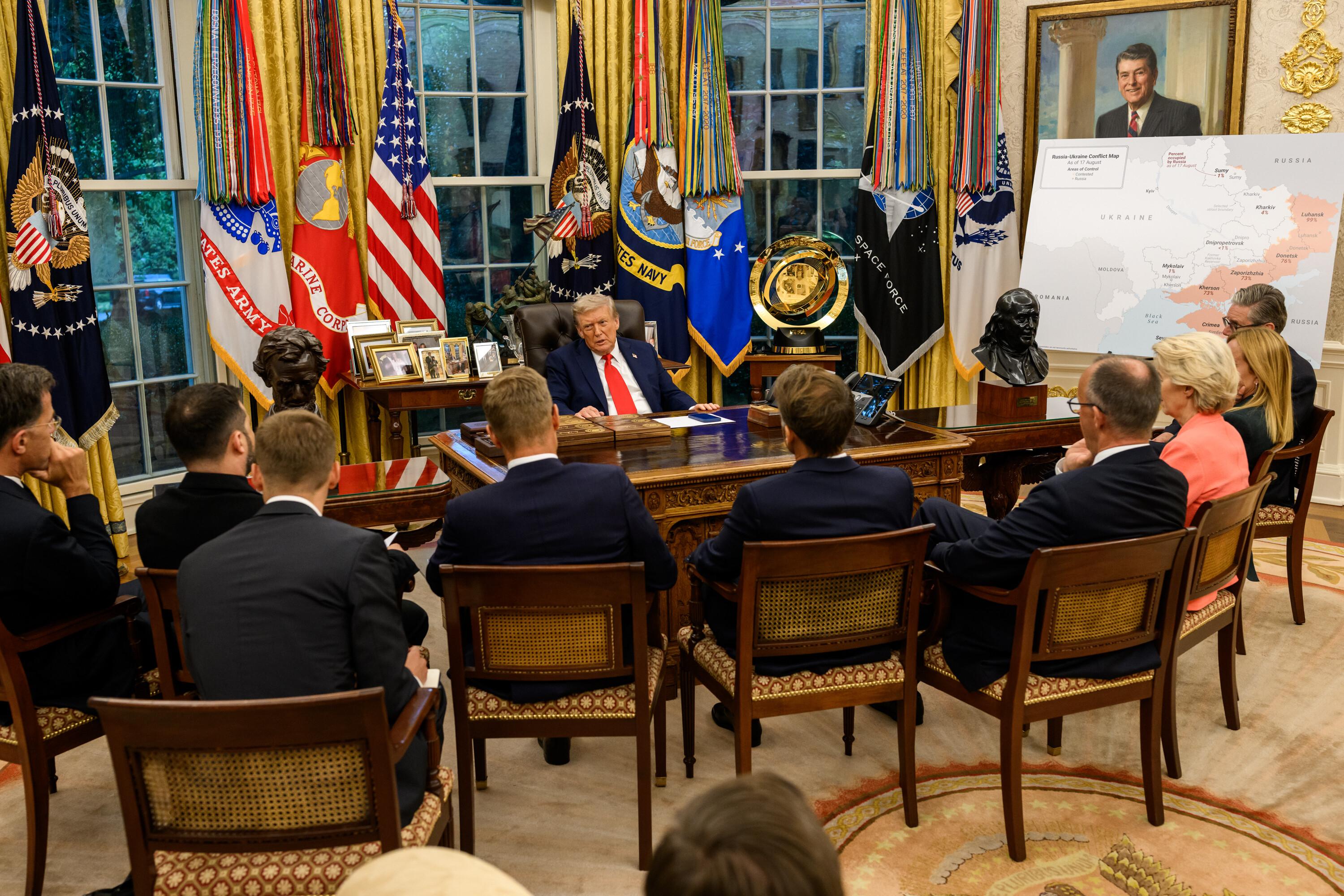 Archivbild: Europäische Staatschefs in Trumps Oval Office (August 2025)