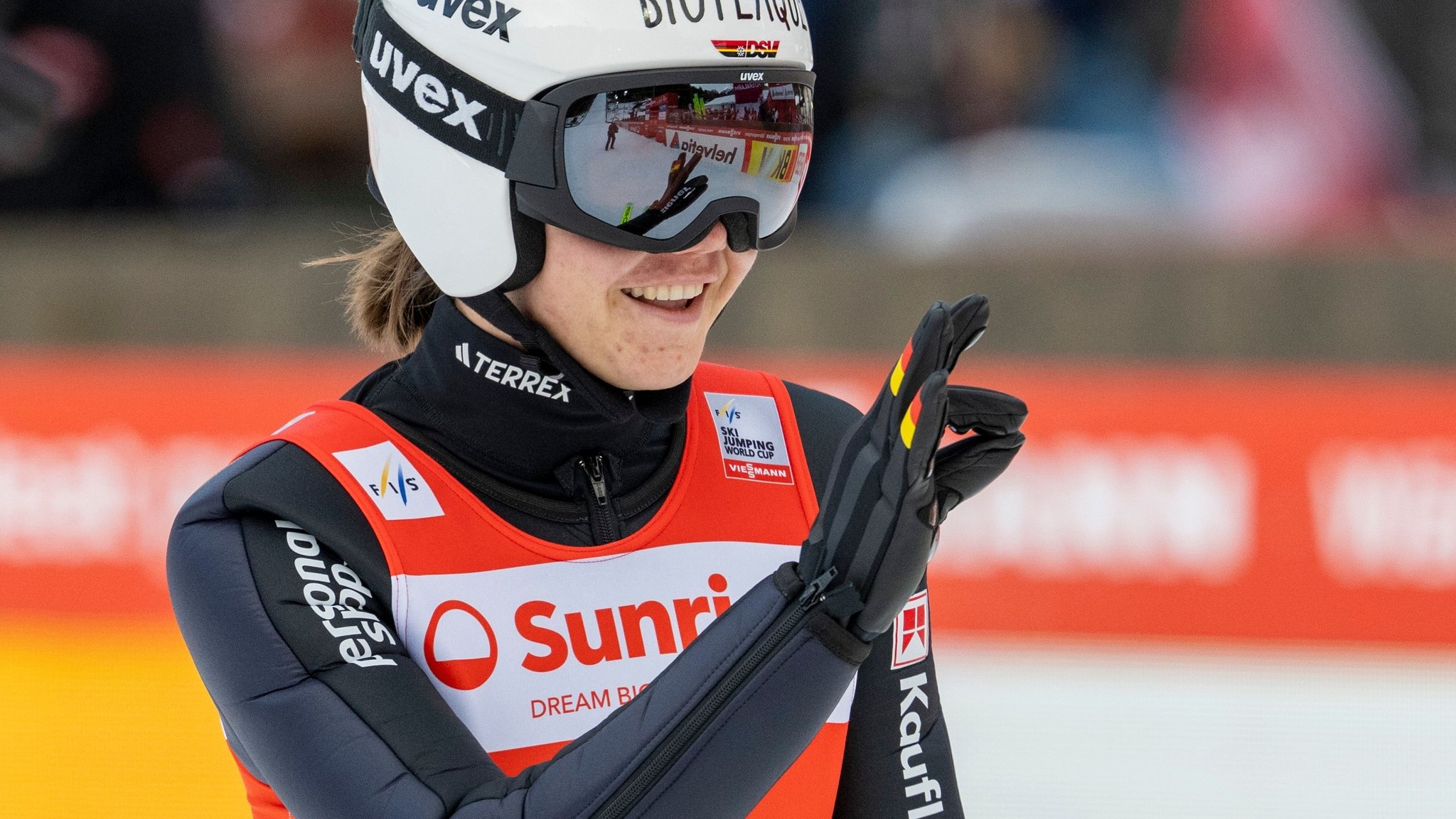 ARCHIV - 20.12.2025, Schweiz, Engelberg: Ski nordisch, Skispringen, Frauen, Weltcup, Gross-Titlis-Schanze: Agnes Reisch aus Deutschland reagiert. 