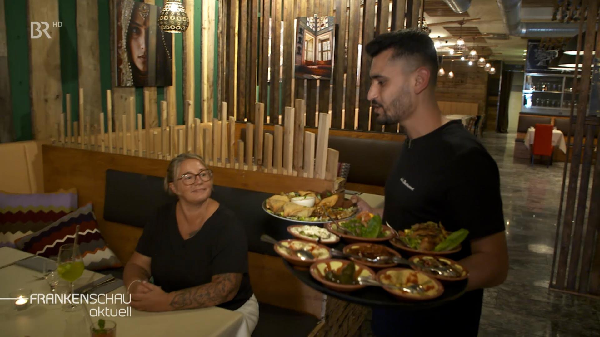 Der gebürtige Syrer Ahmad Alahmad Alkadrow bedient seine Gäste.