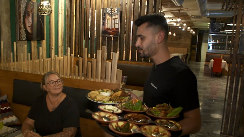 Der gebürtige Syrer Ahmad Alahmad Alkadrow bedient seine Gäste. | Bild: BR Der gebürtige Syrer Ahmad Alahmad Alkadrow bedient seine Gäste.