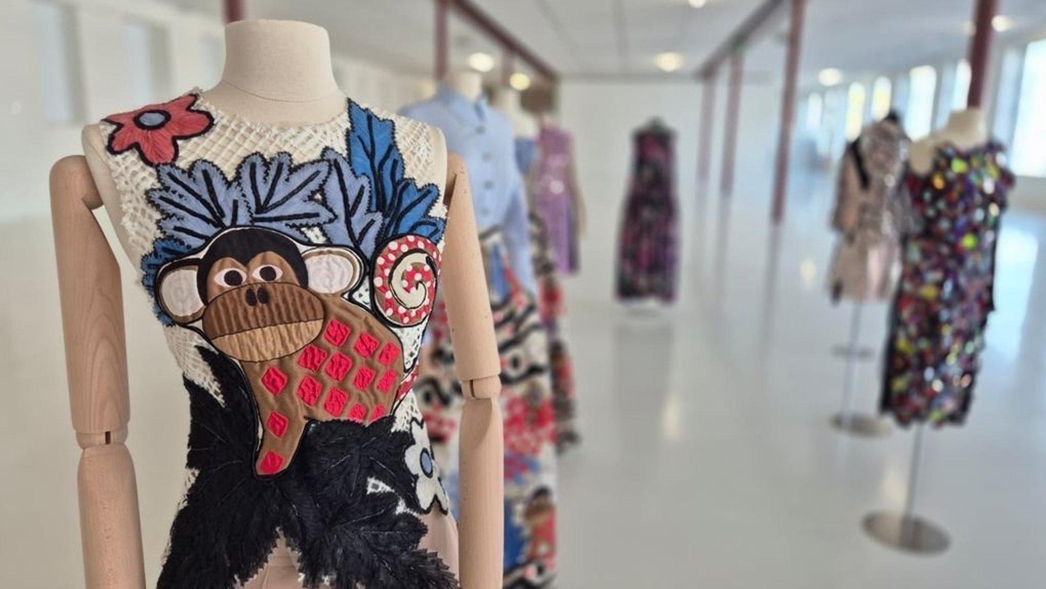 Kleidungsstücke des Modelabels Talbot Runhof in der tim-Ausstellung