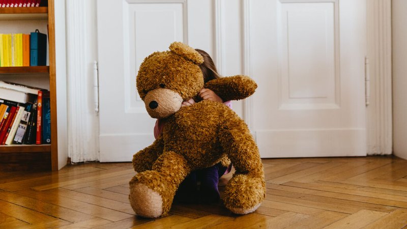 Ein Kind versteckt sich hinter seinem Teddy. | Bild: BR/Sylvia Bentele Ein Kind versteckt sich hinter seinem Teddy.