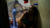 Frau in Bangkok vor Ventilator | Bild:REUTERS/Athit Perawongmetha