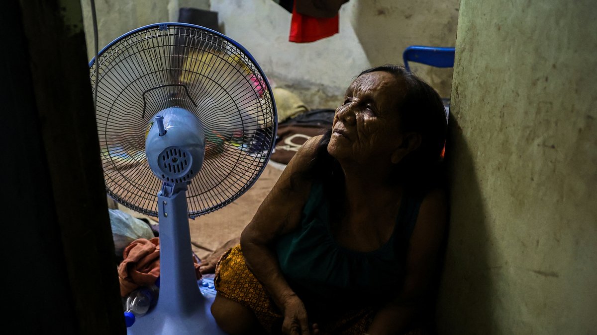 Frau in Bangkok vor Ventilator