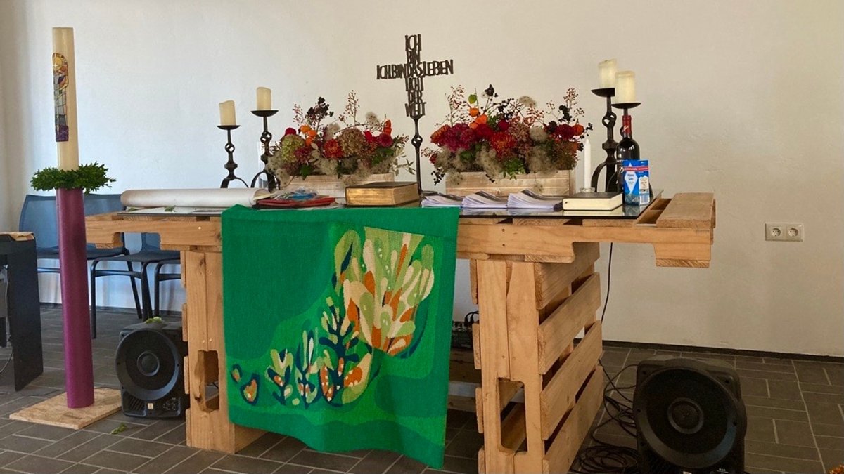 Ein einfacher Altar aus Holzpaletten in der angrenzenden Kirche.