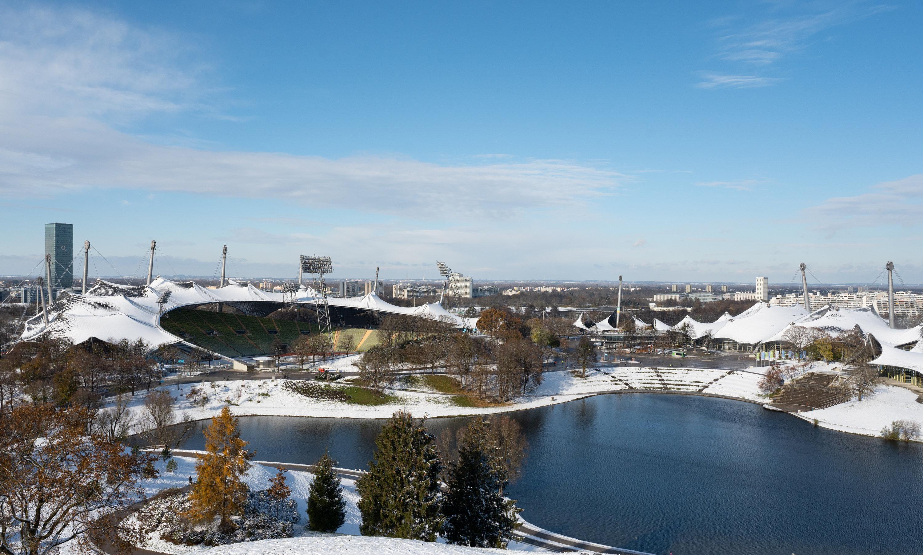 ARCHIV - 22.11.2024, Bayern, München: Das Olympiagelände im Olympiapark ist mit Schnee bedeckt. In der Landeshauptstadt sind die Auswirkungen der erwarteten Schneefalls in Teilen Bayerns zu sehen. (zu dpa: «Biathlon-Saisoneröffnung im Oktober erstmals in München») Foto: Magdalena Henkel/dpa +++ dpa-Bildfunk +++