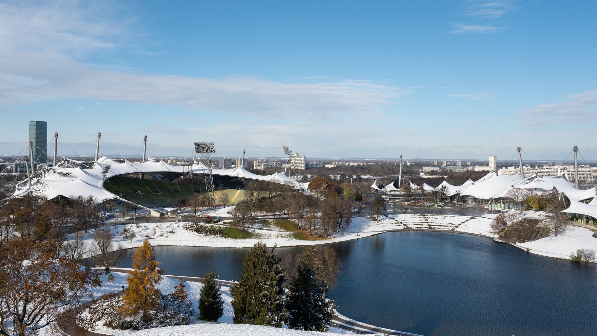 ARCHIV - 22.11.2024, Bayern, München: Das Olympiagelände im Olympiapark ist mit Schnee bedeckt. In der Landeshauptstadt sind die Auswirkungen der erwarteten Schneefalls in Teilen Bayerns zu sehen. (zu dpa: «Biathlon-Saisoneröffnung im Oktober erstmals in München») Foto: Magdalena Henkel/dpa +++ dpa-Bildfunk +++