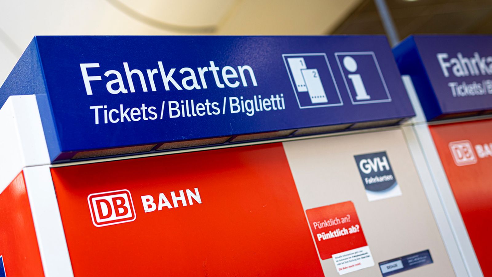 dienen Slijm Gewoon Sehr viele Anfragen": 9-Euro-Ticket lässt Bahn-Server erlahmen | BR24