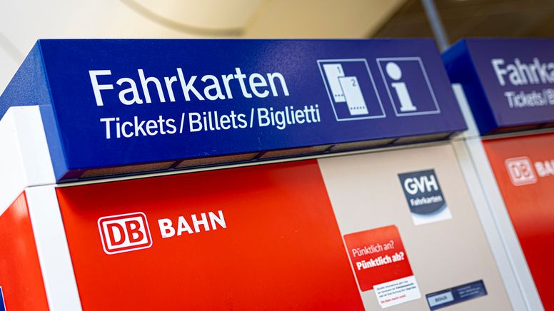 Im Zweifel kann man das 9-Euro-Ticket auch am Automaten ziehen. | Bild:dpa-Bildfunk/Moritz Frankenberg