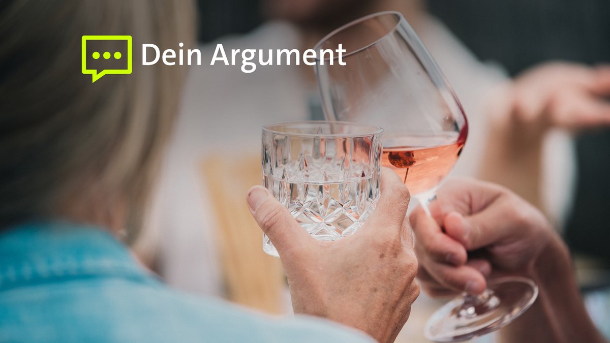 Eine Gruppe von Menschen isst gemeinsam und stößt an (Symbolbild).