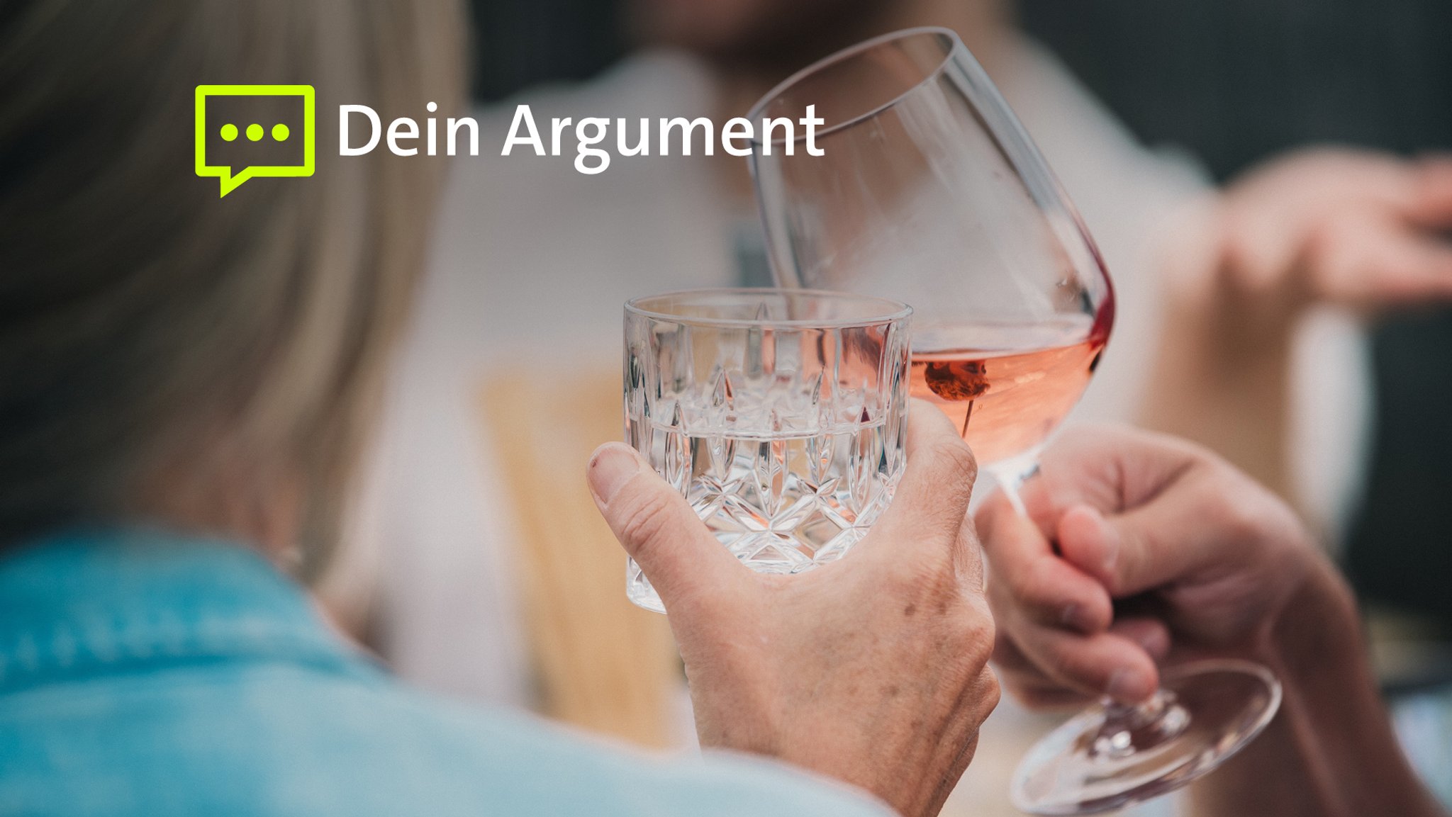 Eine Gruppe von Menschen isst gemeinsam und stößt an (Symbolbild).