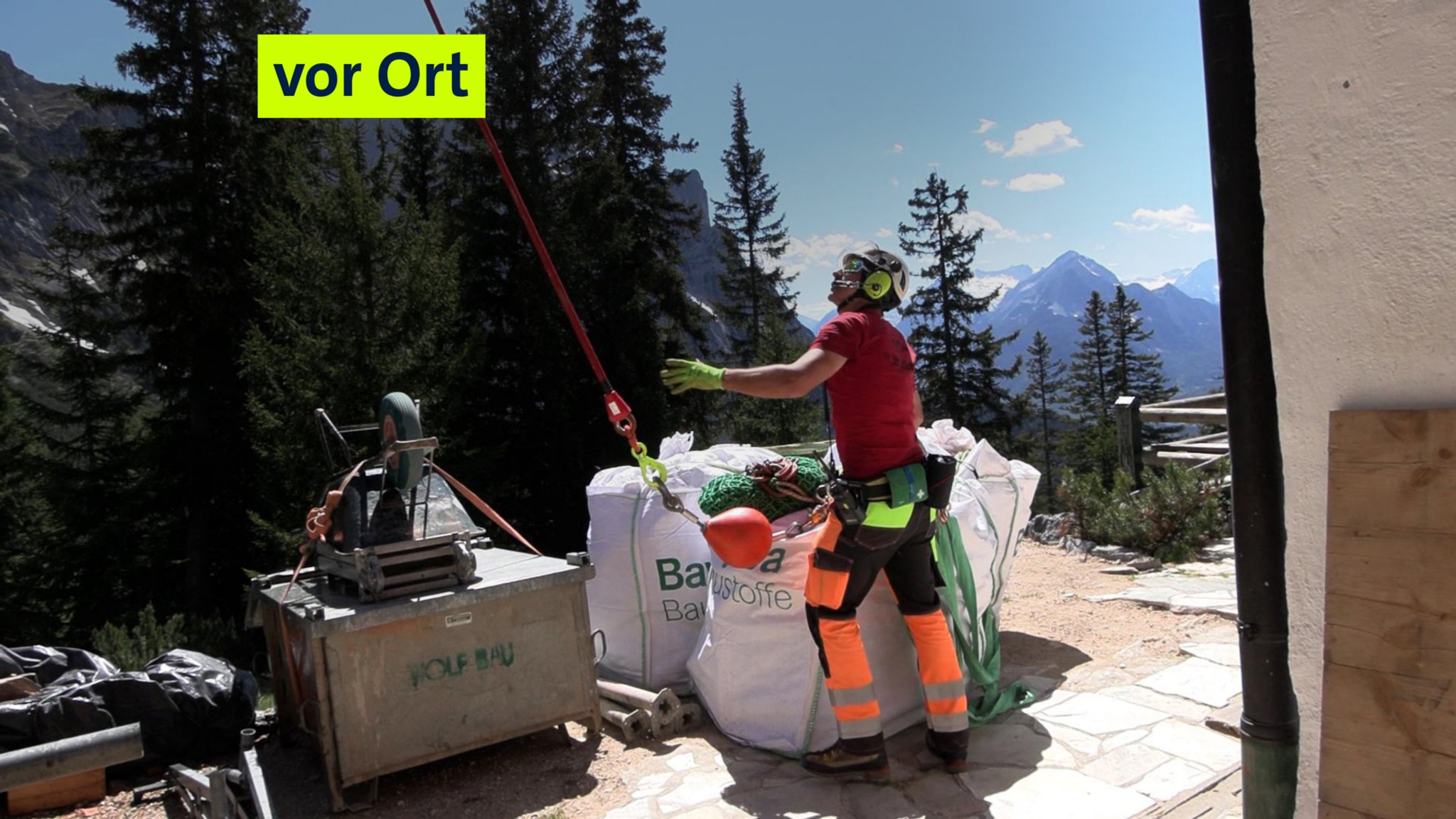 Bauarbeiten an der Hütte, die Materialien werden per Hubschrauber angeliefert, auch die Toiletten. | Bild: BR / Martin Breitkopf Bauarbeiten an der Hütte, die Materialien werden per Hubschrauber angeliefert, auch die Toiletten.