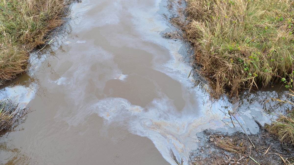 Hunderte Liter Dieselöl von Bauernhof in Bach geflossen