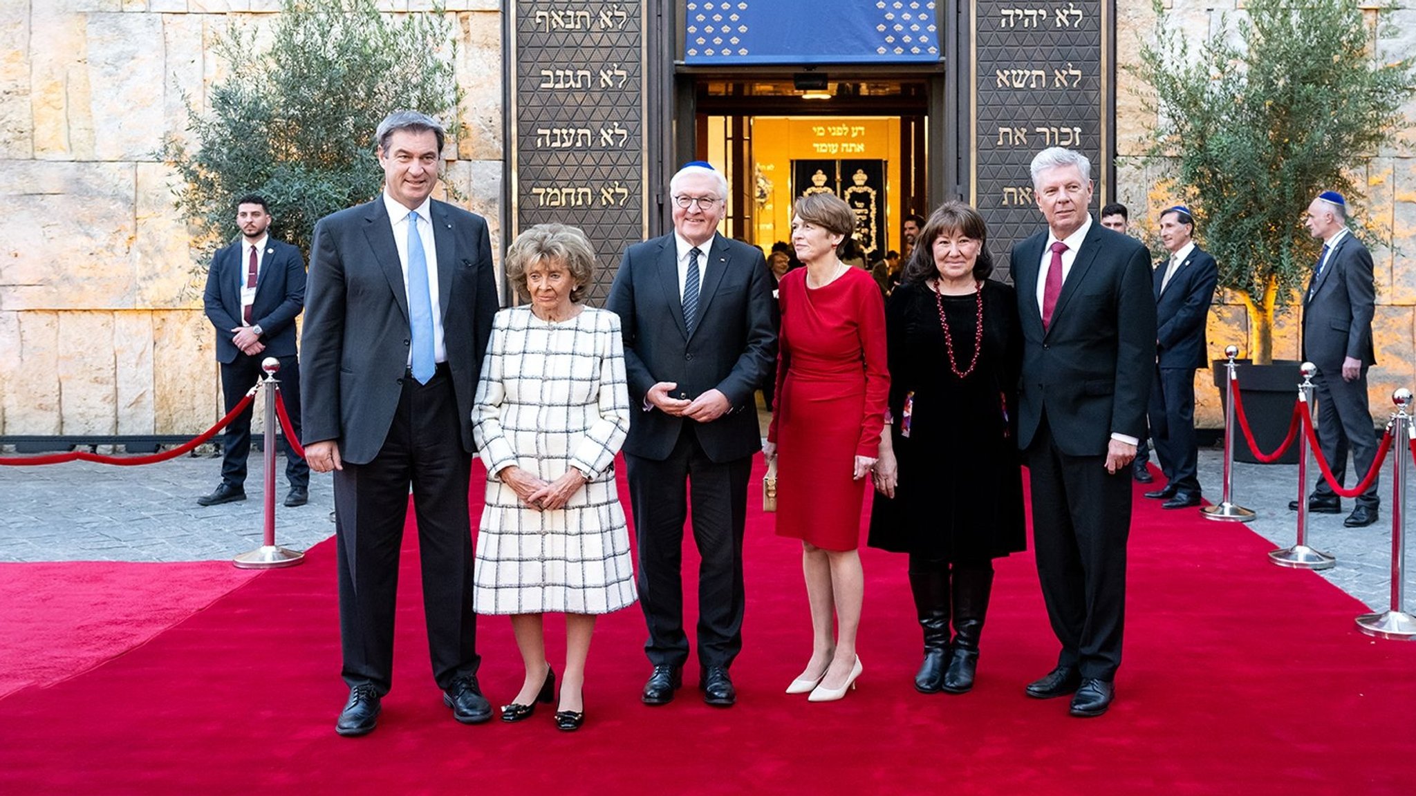 Charlotte Knobloch, Ministerpräsident Söder, Bundespräsident Steinmeier und Elke Büdenbender, Petra Reiter und Oberbürgermeister Reiter (v.l.)  