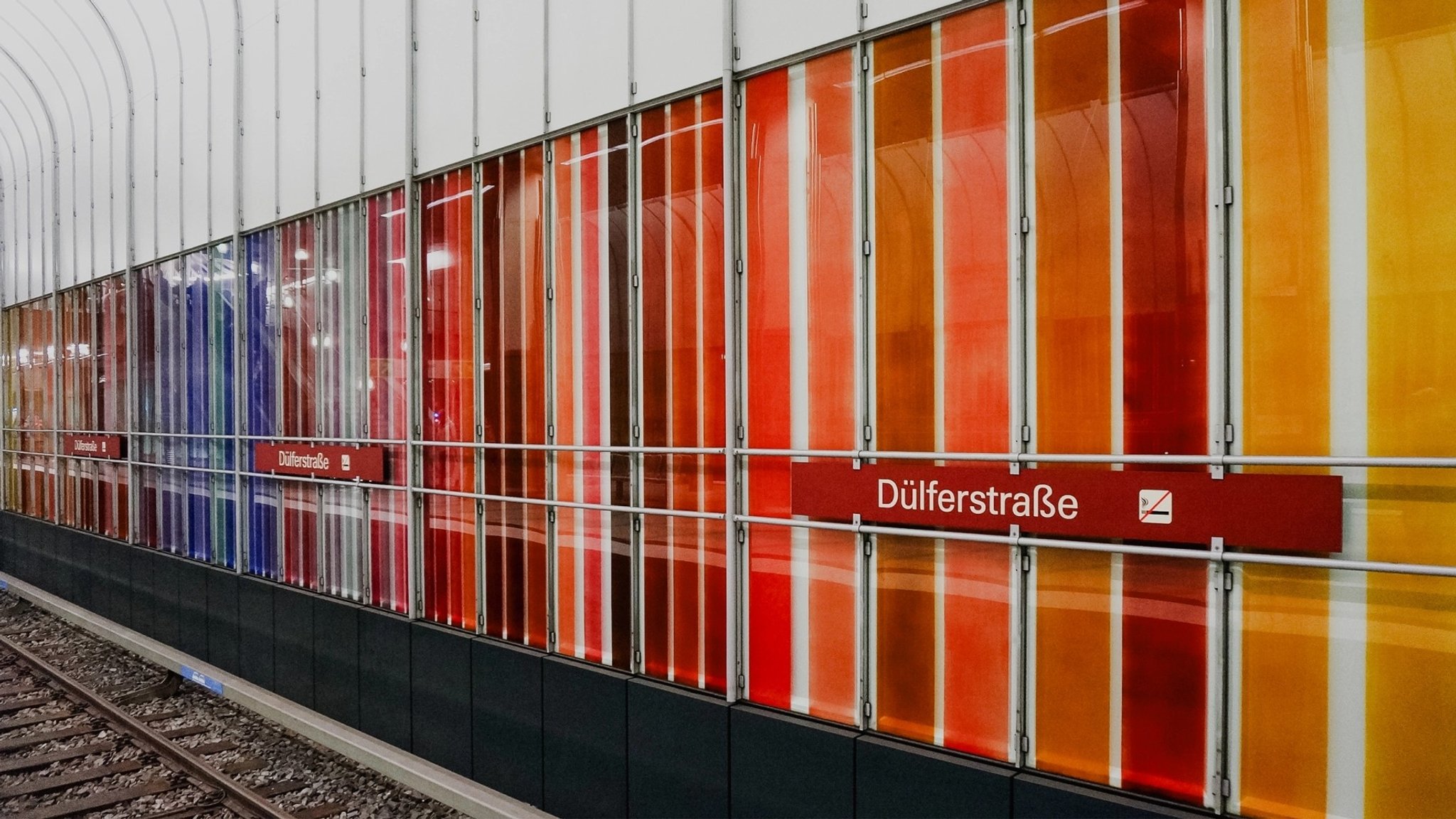 Nicht nur Kirchenfenster: Auch die Münchner U-Bahnstation Dülferstraße ist mit Glas aus den Werkstätten van Treeck gestaltet | Bild: Gustav van Treeck Nicht nur Kirchenfenster: Auch die Münchner U-Bahnstation Dülferstraße ist mit Glas aus den Werkstätten van Treeck gestaltet